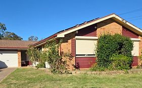 4 Bedroom, 3 Bath Room Home In Kingswood Nsw, Free Wifi Internet, Free Parking